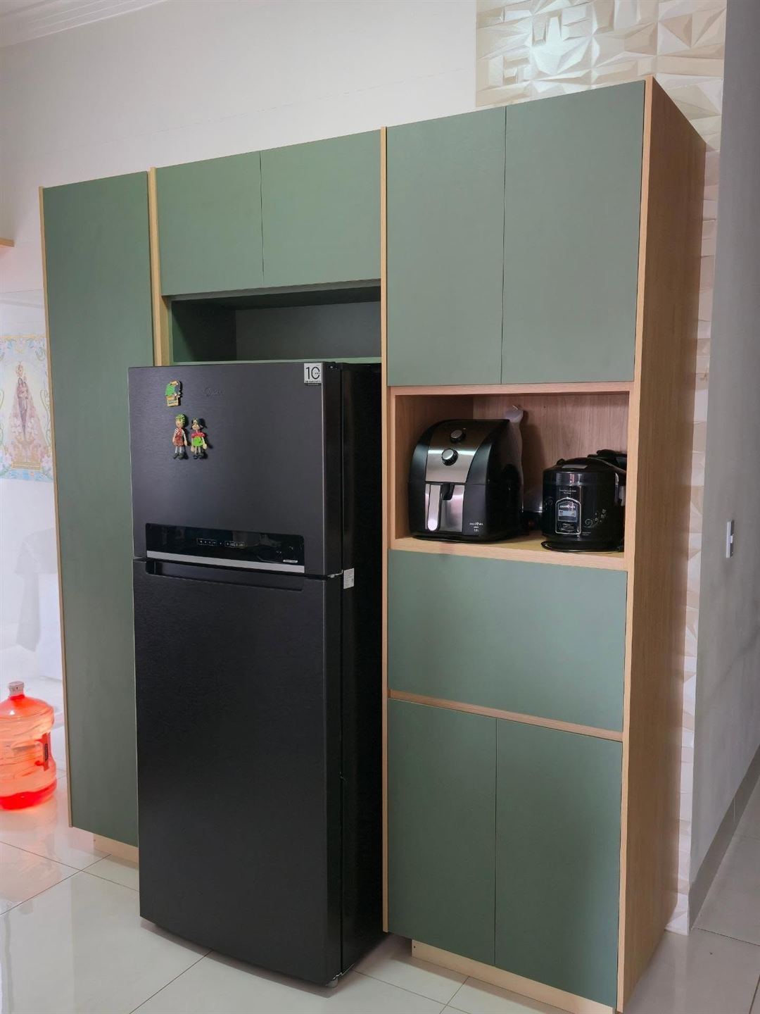 Armário planejado de cozinha: torre verde com nicho para geladeira e nicho de madeira para eletrodomésticos